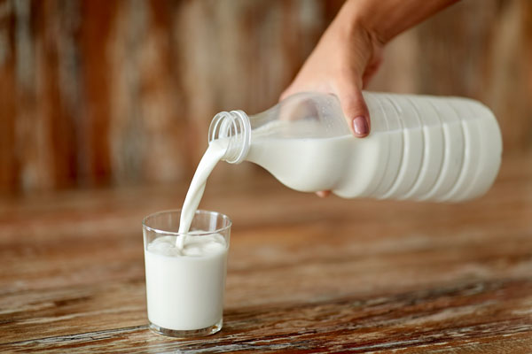 摄图网_300071627_banner_把牛奶从瓶子里倒在玻璃杯中（企业商用）.jpg