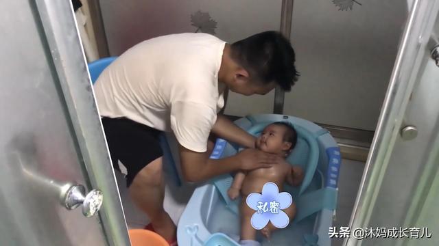 如何让宝宝自己在家洗澡（奶爸独自给宝宝洗澡）