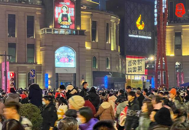 堵车5小时也值！百万重庆人集体赏烟花跨年，200个品种绽放20分钟