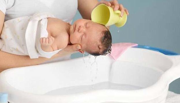 给宝宝洗澡用浴霸，导致宝宝高度近视，新手宝妈要引以为戒