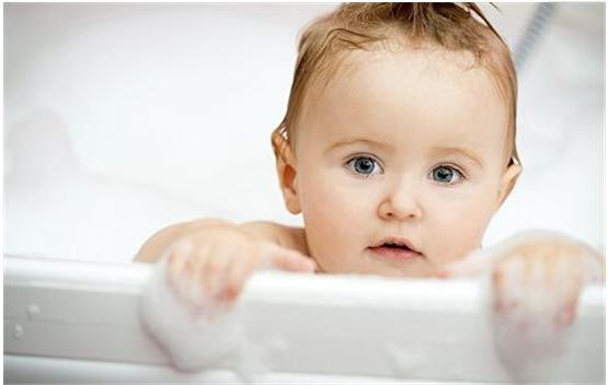 给宝宝洗澡用浴霸，导致宝宝高度近视，新手宝妈要引以为戒