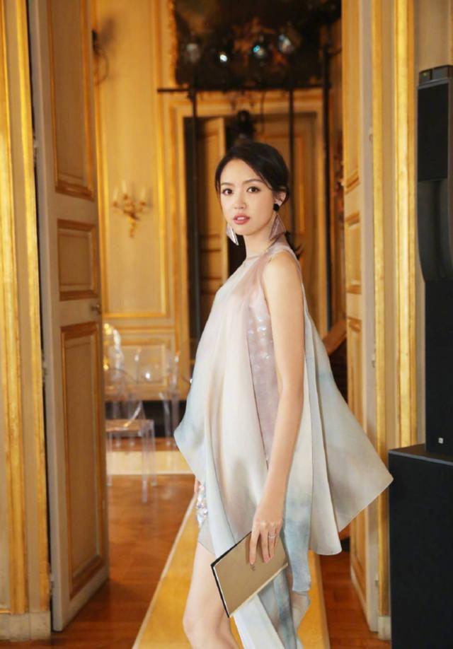 张梓琳不愧是世界小姐，把丝巾当衣服穿，却意外穿出时尚高级感