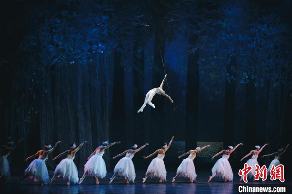当“西方天鹅”遇上“东方杂技”：杂技芭蕾剧《天鹅湖》尽显新式浪漫