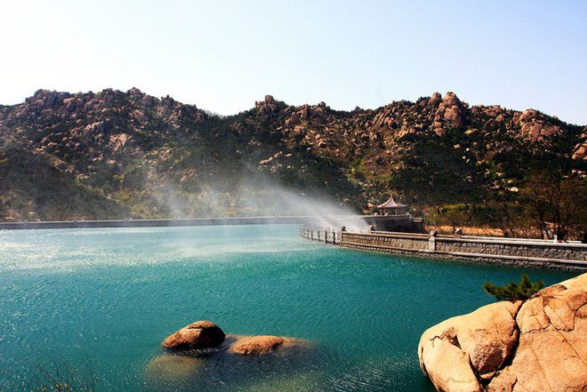 青岛崂山二龙山生态旅游区属AAA级景区，是优质崂山水发源地