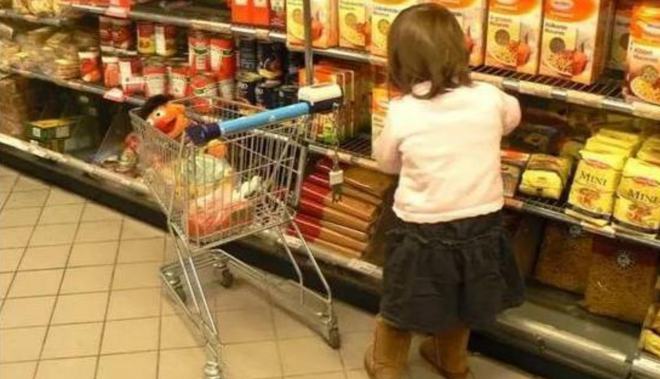 4岁儿子拿了颗糖果忘付钱，超市要罚款10倍，妈妈的回答令人称赞