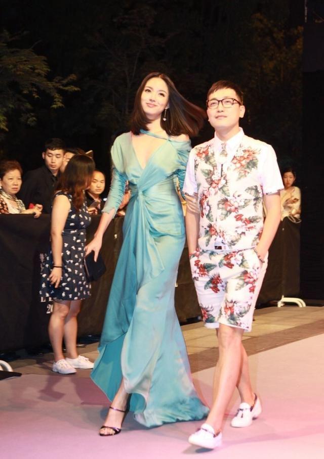 张梓琳不愧是世界小姐，把丝巾当衣服穿，却意外穿出时尚高级感